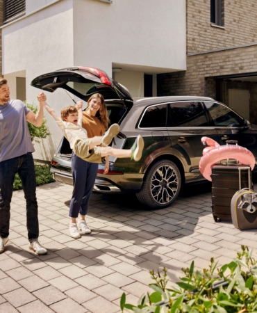 1752130036_PremiumContact7_Main_Shot_People_cropVisual_RGB_highres